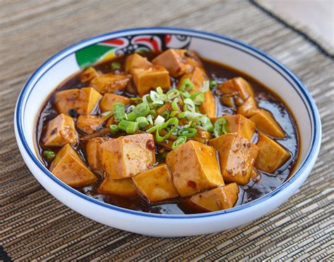  Mapo Doufu: Herkullinen ja tulisesti mausteinen tofu-ruoka Sichuanin keittiön helmistä!